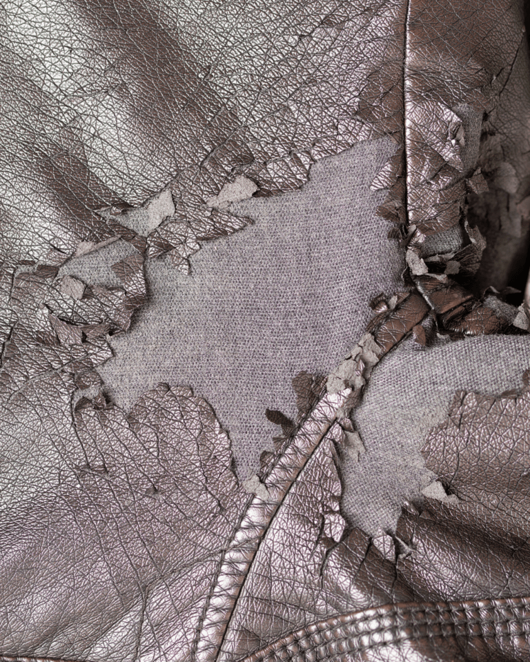 Why SOULMATTE Chose Cactus Leather: An In-Depth Comparison with Apple, Corn, and Mushroom Leather 3 表面就開始脆化、剝落的植物皮革 the surface 你the vegan leather turns brittle and peel